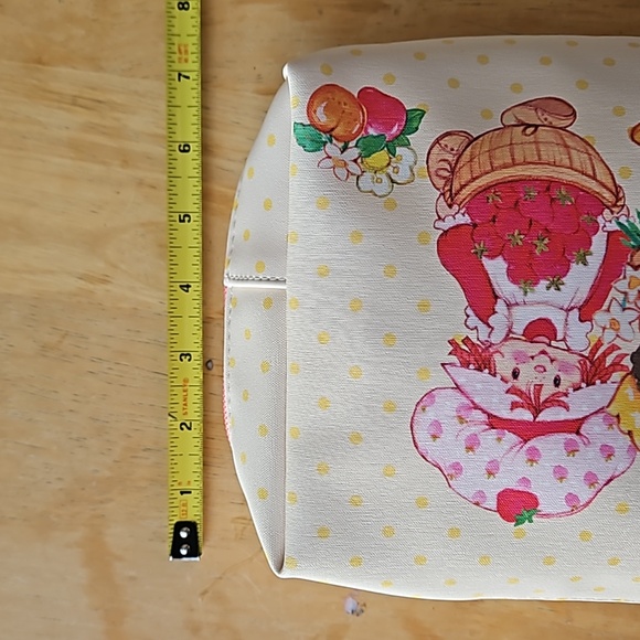 STRAWBERRY SHORTCAKE COSMETIC CASE - Picture 9 of 12